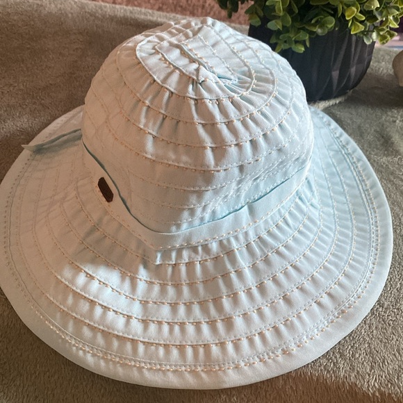 Beautiful sort of llight blue sun/beach! - Picture 3 of 5